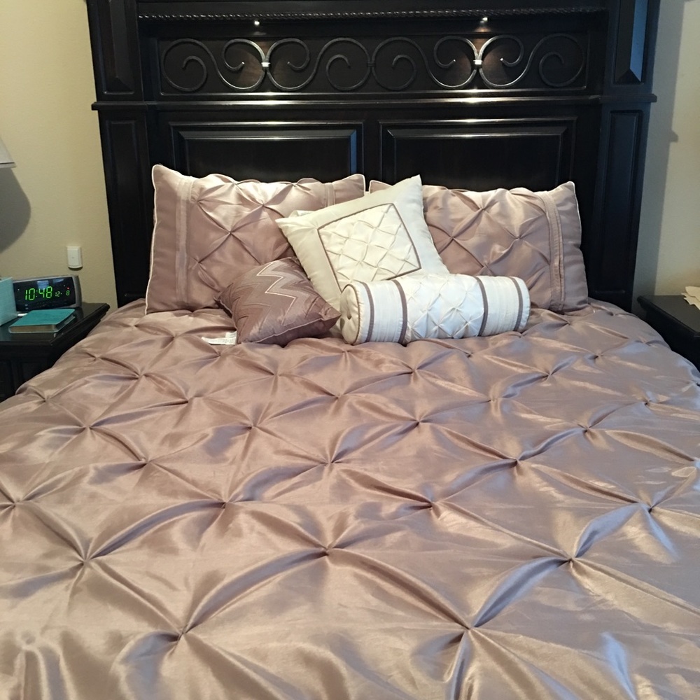 Full/Queen comforter with shams decorative pillows